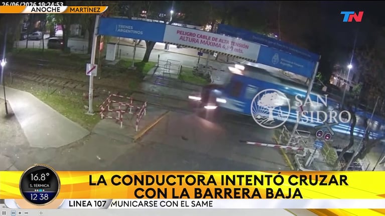 El momento del choque de auto de Ernestina Pais con el Tren de la Costa que provocó su muerte fatal (Foto: captura de TN).