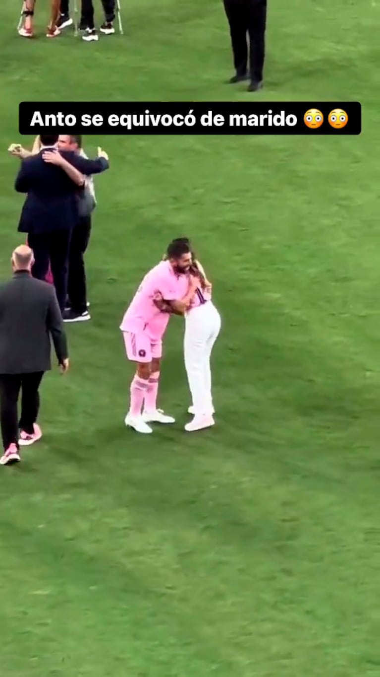 El momento en que Antonela Roccuzzo y Jordi Alba se abrazan tras la confusión.