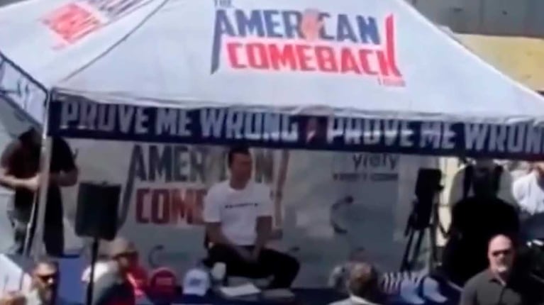 El momento en que Charlie Kirk daba una charla antes de recibir un disparo (Foto: captura eltrece)