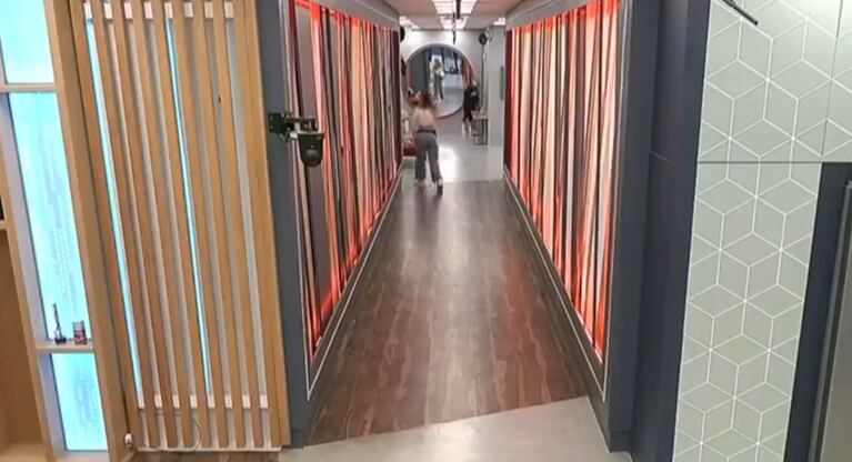 El momento en que Furia se puso a escuchar qué decía Virginia en el confesionario de "Gran Hermano". (Foto: Captura Telefe)