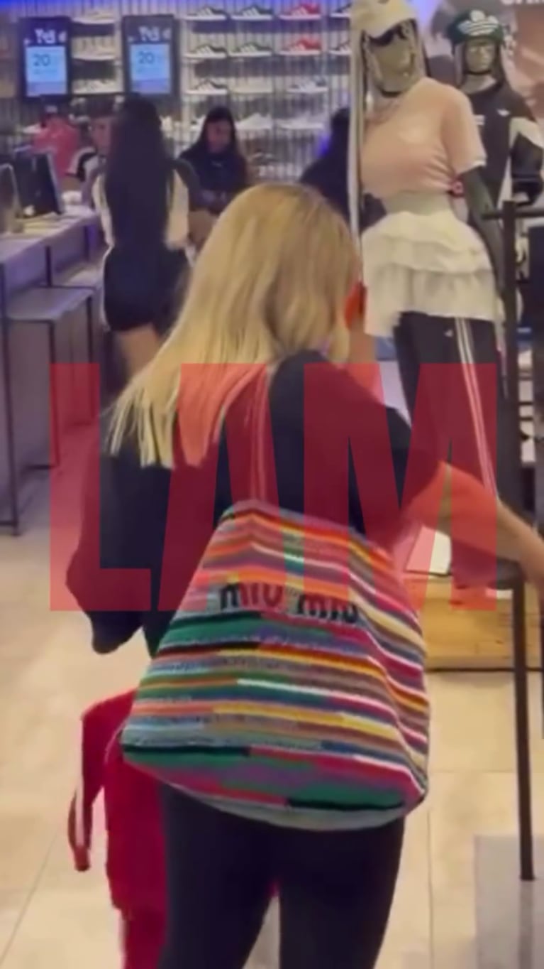El momento en que la hija de Wanda Nara le da un beso a su panza en un centro comercial (Foto: Instagram/@elejercitodelam).