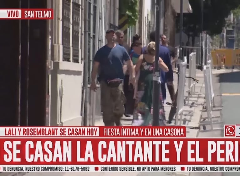 El momento en que la mamá de Lali Espósito llegó a la boda de siu hija (Foto: Crónica TV).