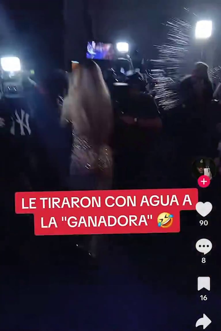 El momento en que le tiran agua a Sol Abraham cuando llegó al estudio en medio de los abucheos (Foto: captura de X).