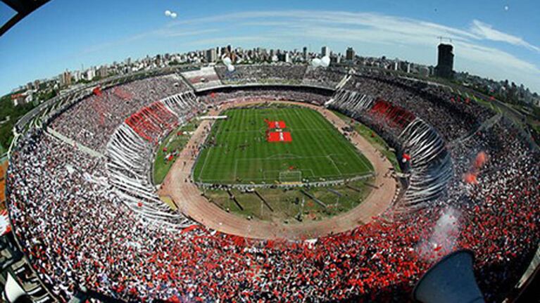 El Monumental, repleto, esperanzado de dar vuelta el 0-2 con Belgrano. (Foto: Web)