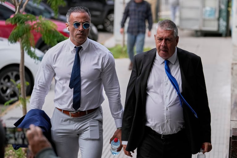 El neurocirujano Leopoldo Luque, a la izquierda, llega junto a su abogado Julio Rivas a la corte que lo juzga por el homicidio de astro Diego Maradona, en San Isidro, Buenos Aires, Argentina, martes 11 marzo, 2025. (AP Foto/Natacha Pisarenko)