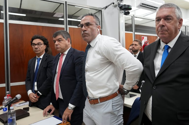https://www.ciudad.com.ar/resizer/v2/el-neuropsiquiatra-leopoldo-luque-quien-se-desempenaba-como-medico-de-diego-maradona-de-pie-en-la-sala-de-audiencia-de-una-corte-federal-durante-el-primer-dia-del-juicio-contra-siete-profesionales-de-la-salud-por-el-homicidio-de-la-leyenda-del-futbol-mundial-en-san-isidro-suburbio-de-buenos-aires-argentina-martes-11-de-marzo-2025-ap-fotonatacha-pisarenko-NZEGYIC6O7IEOAR6JX4KB7BS5Q.jpg?auth=dc5f1e6a606cfec4b40b58eac7f608dca073c6bb36b498b3f22f272adf5116c1&width=767