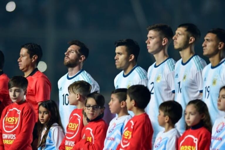 El niño que entró a la cancha con Lionel Messi ante Qatar reveló que el futbolista... ¡canta el Himno Nacional de una manera especial!