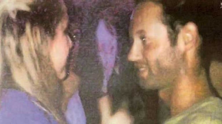 El novio de Silvina Luna, charla con una joven rubia. (Foto: Diario Libre).