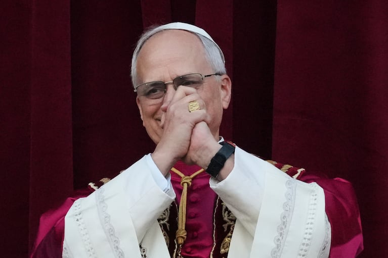 El nuevo papa León XIV en el balcón de la Basílica de San Pedro en el Vaticano el 8 de mayo del 2025. (AP foto/Alessandra Tarantino)