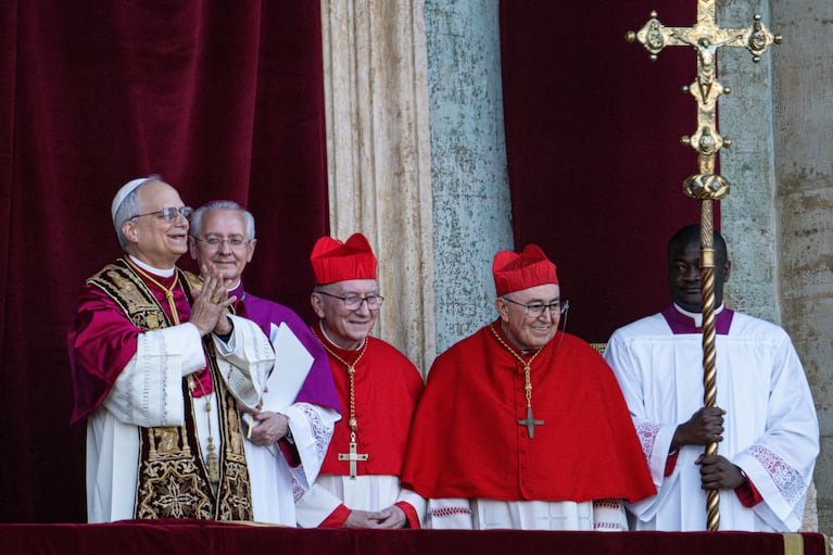 El nuevo papa León XIV (izq) en el balcón de la Basílica de San Pedro en el Vaticano el 8 de mayo del 2025. (AP foto/Domenico Stinellis)