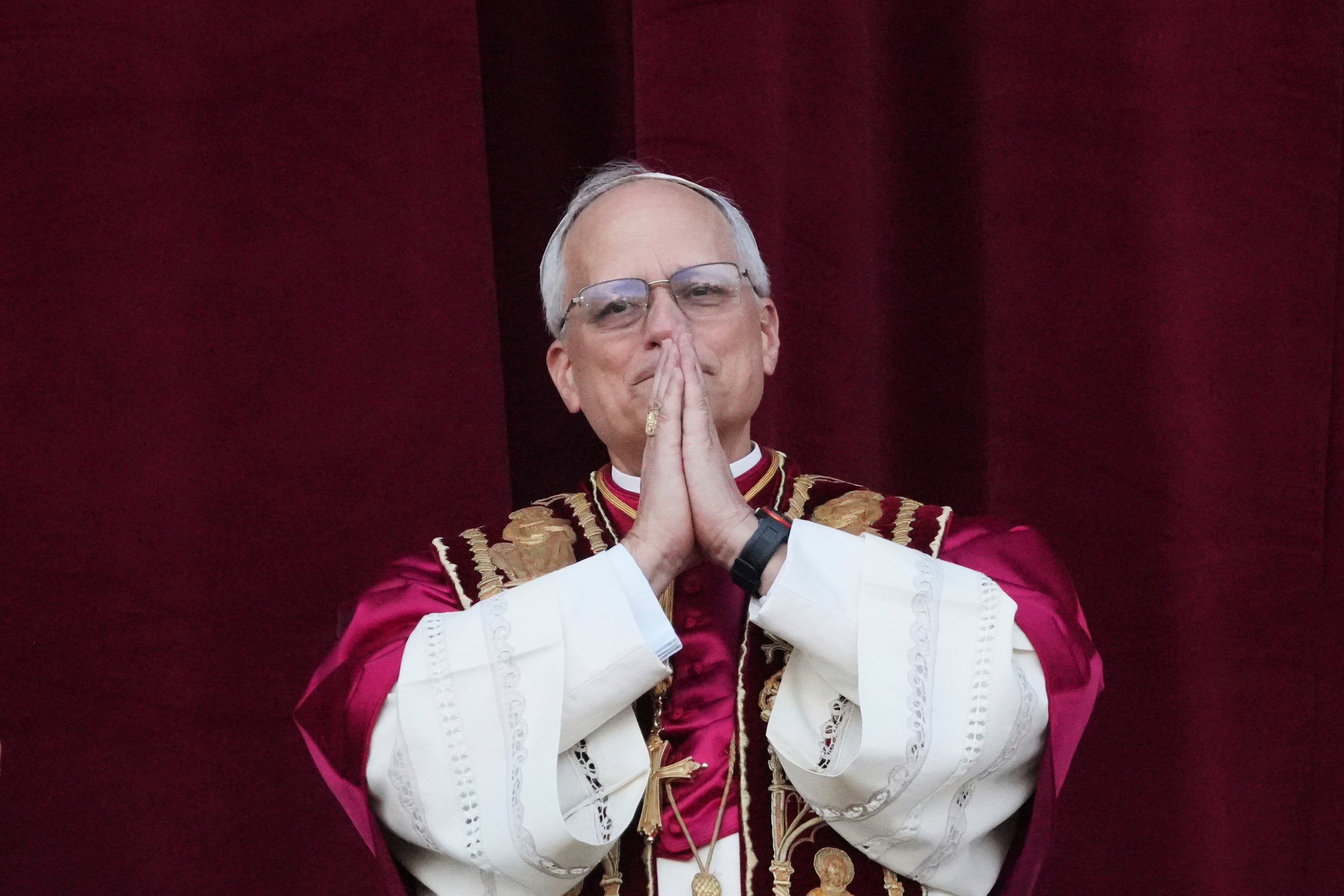El nuevo papa León XIV junta sus manos en el balcón de la Basílica de San Pedro, el jueves 8 de mayo de 2025, en el Vaticano. (AP Foto/Alessandra Tarantino)