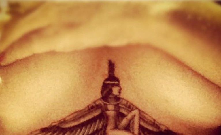 El nuevo tatuaje de Rihanna en homenaje a su abuela. (Foto: Twitter)