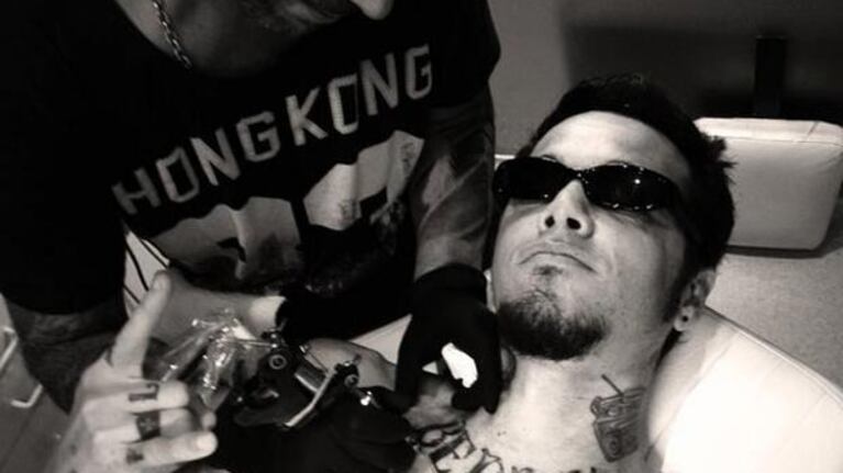 El nuevo tatuaje de Sebastián Ortega. Se puso "Be real", en el cuello. (Foto: @facetattoo)