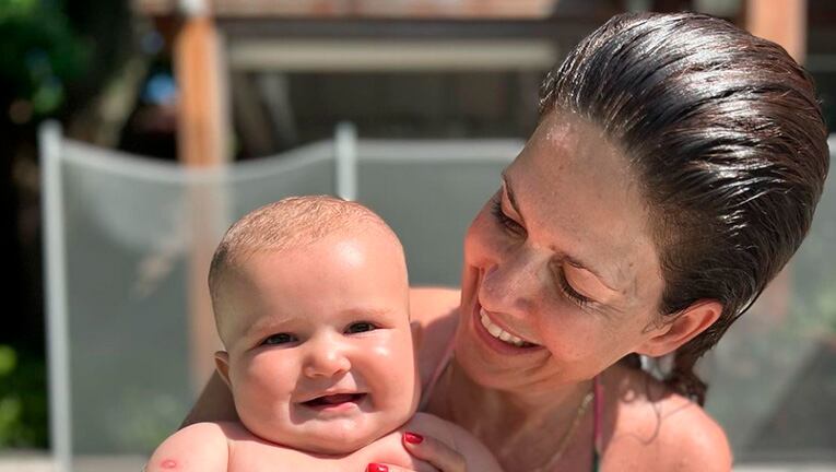 El orgullo de Isabel Macedo por el logro de su hija Julia Urtubey horas antes de cumplir un año.