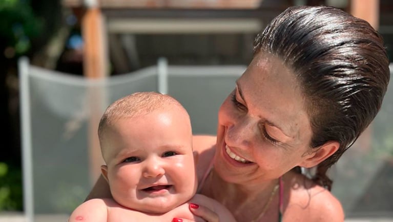 El orgullo de Isabel Macedo por el logro de su hija Julia Urtubey horas antes de cumplir un año.