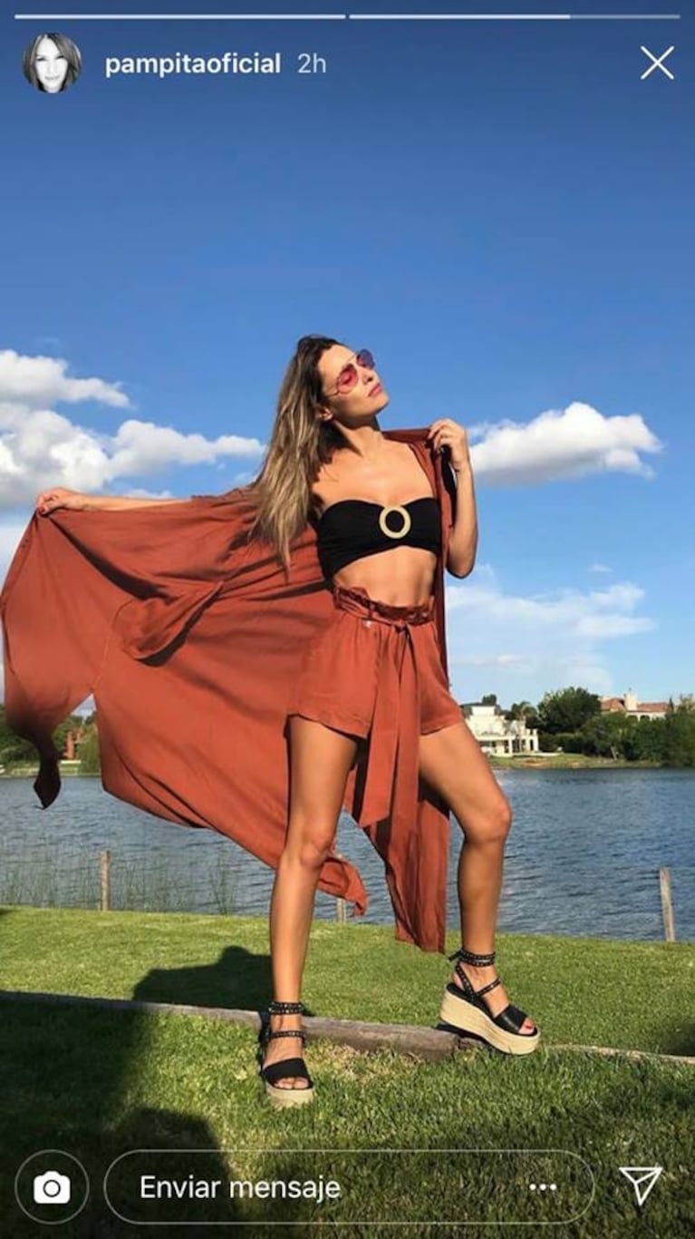 El original look playero de Pampita: ¡camisa 'oversize' y short cintura alta haciendo juego!