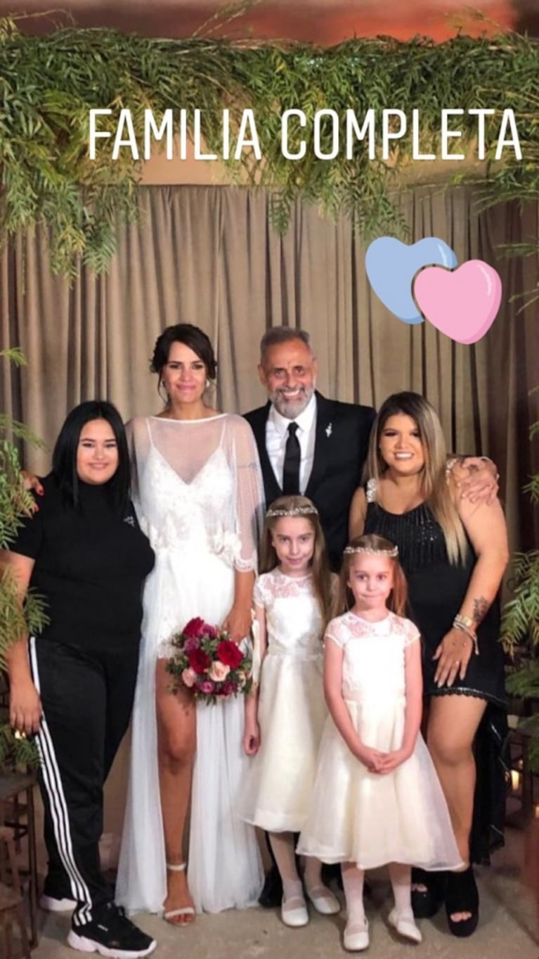 El original look "sporty" de Rocío Rial para el casamiento de Romina Pereiro y Jorge Rial