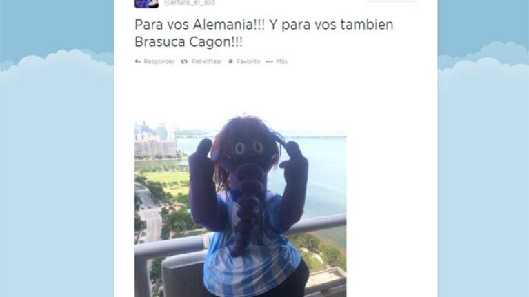 El Oso Arturo y su alocada manera de alentar a la Selección Nacional (Foto: Twitter).