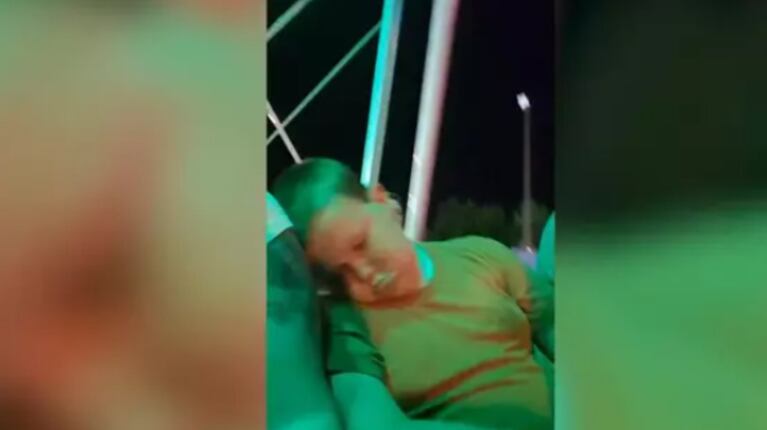 El pánico lleva a este niño a desmayarse en una montaña rusa