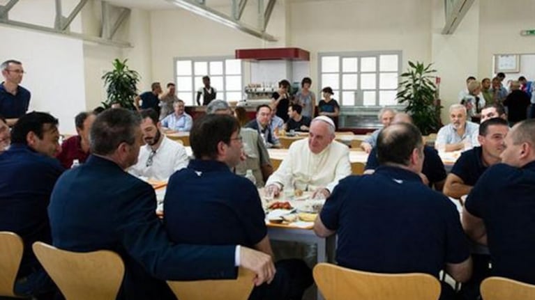 El Papa en el almuerzo en el Vaticano. (Foto: L Osservatore Romano)
