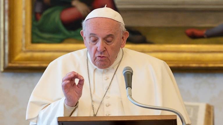 El papa Francisco toma distancia del documento que prohibió bendecir las uniones de personas gays