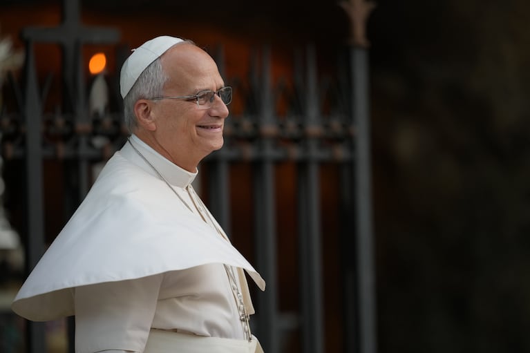 El papa León XIV asiste al acto "Un millón de niños rezando el rosario" en la Gruta de Lourdes, en los Jardines del Vaticano, el jueves 1 de octubre de 2026. (Foto AP/Andrew Medichini)