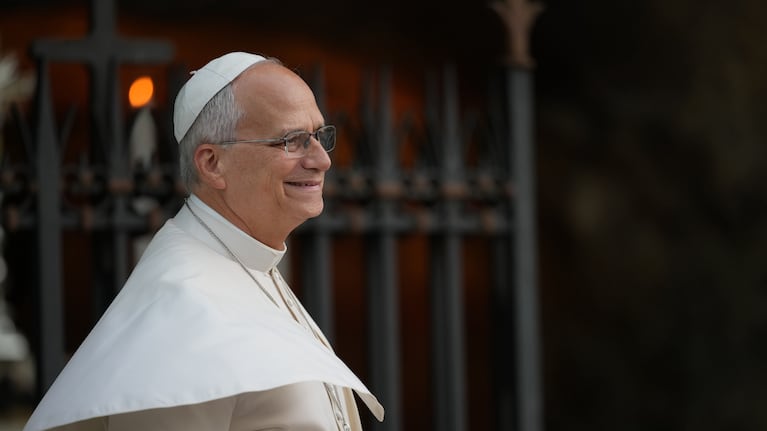 El papa León XIV asiste al acto "Un millón de niños rezando el rosario" en la Gruta de Lourdes, en los Jardines del Vaticano, el jueves 1 de octubre de 2026. (Foto AP/Andrew Medichini)