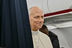 El papa León XIV habla con los periodistas a bordo del vuelo de Metz, Francia, a Roma, Italia, al término de su visita de cuatro días a Francia, el lunes 28 de septiembre de 2026. (Alberto Pizzoli/Foto de pool vía AP)