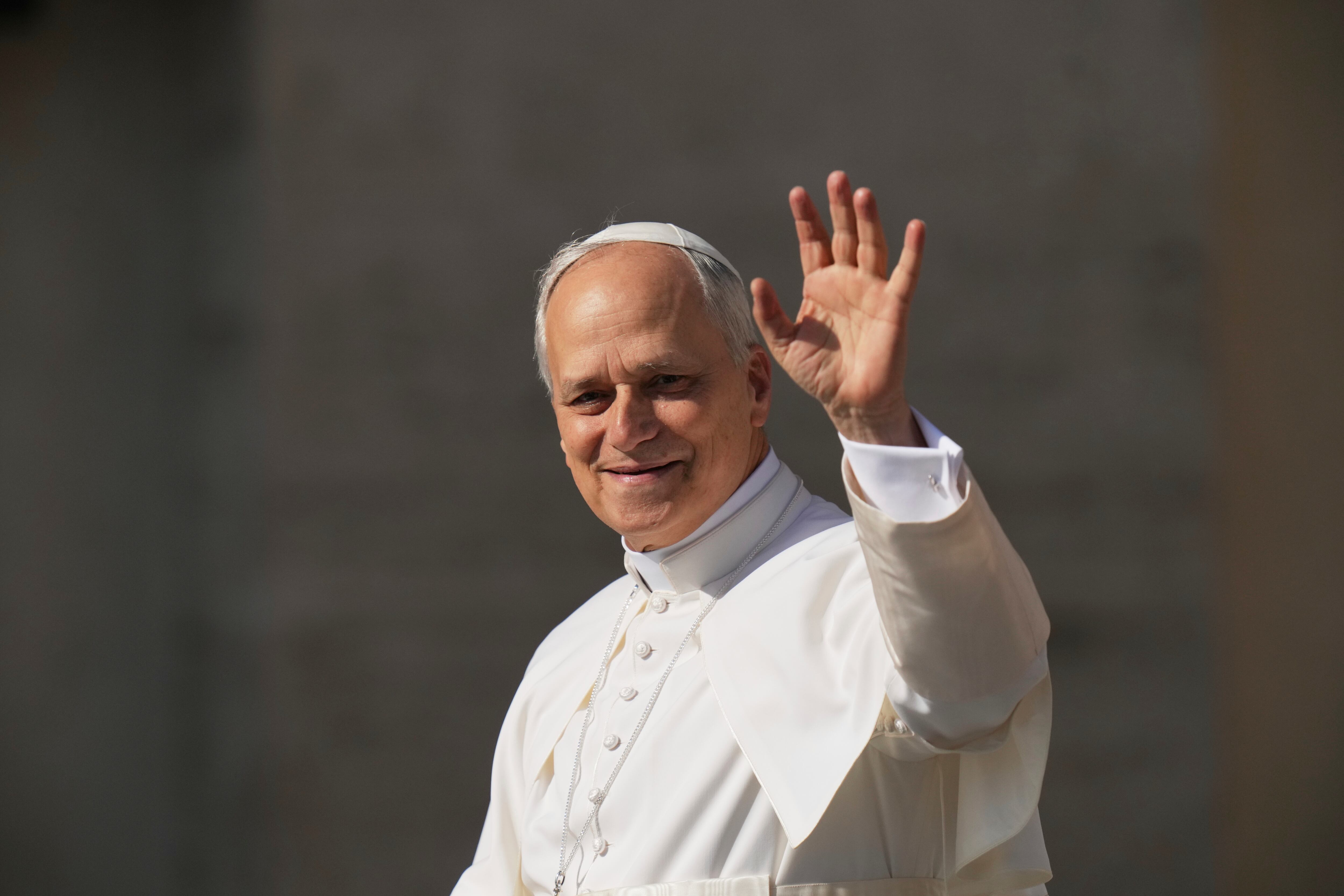 El papa León XIV saluda a la gente antes de su misa de inicio de pontificado en la plaza de San Pedro, a la que asistieron jefes de estado, realiza y files de a pie, el domingo 18 de mayo de 2025. (AP Foto/Alessandra Tarantino)