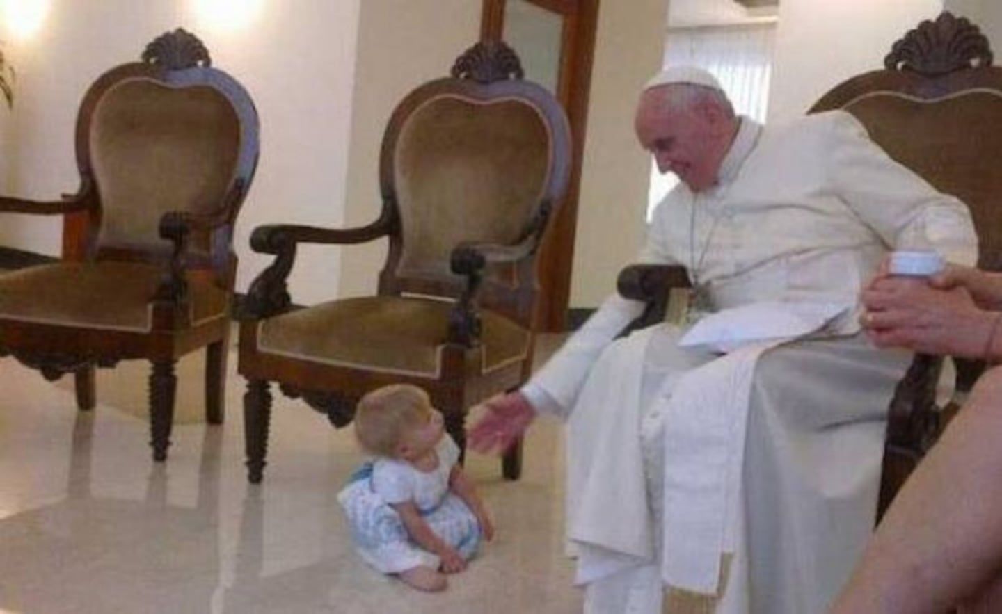 El Papa recibió a Maru Botana y a su familia en el Vaticano. (Foto: Twitter)