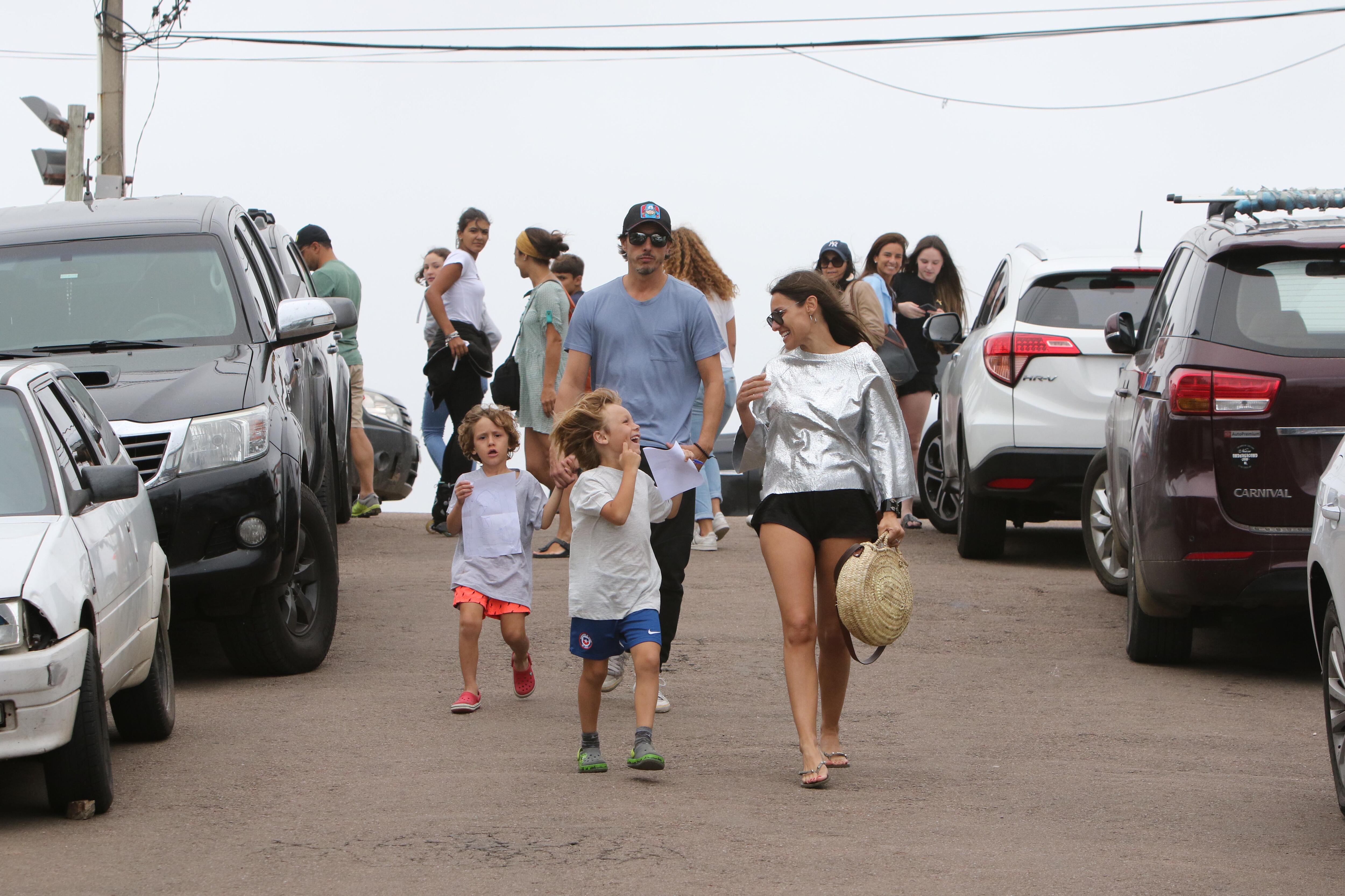 El paseo de Pampita y Roberto García Moritán con sus hijos en Punta del Este. Foto: GMPress