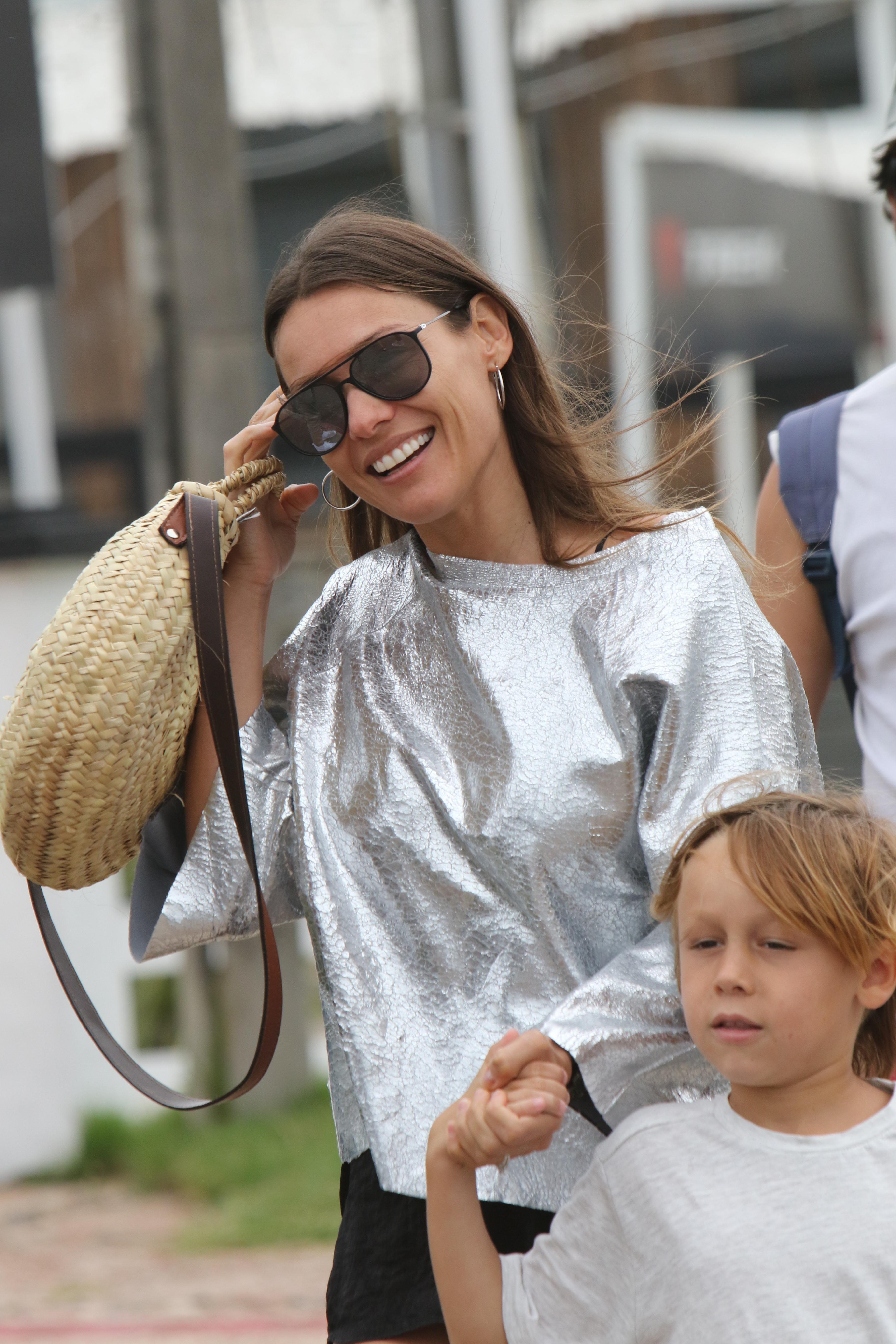 El paseo de Pampita y Roberto García Moritán con sus hijos en Punta del Este. Foto: GMPress