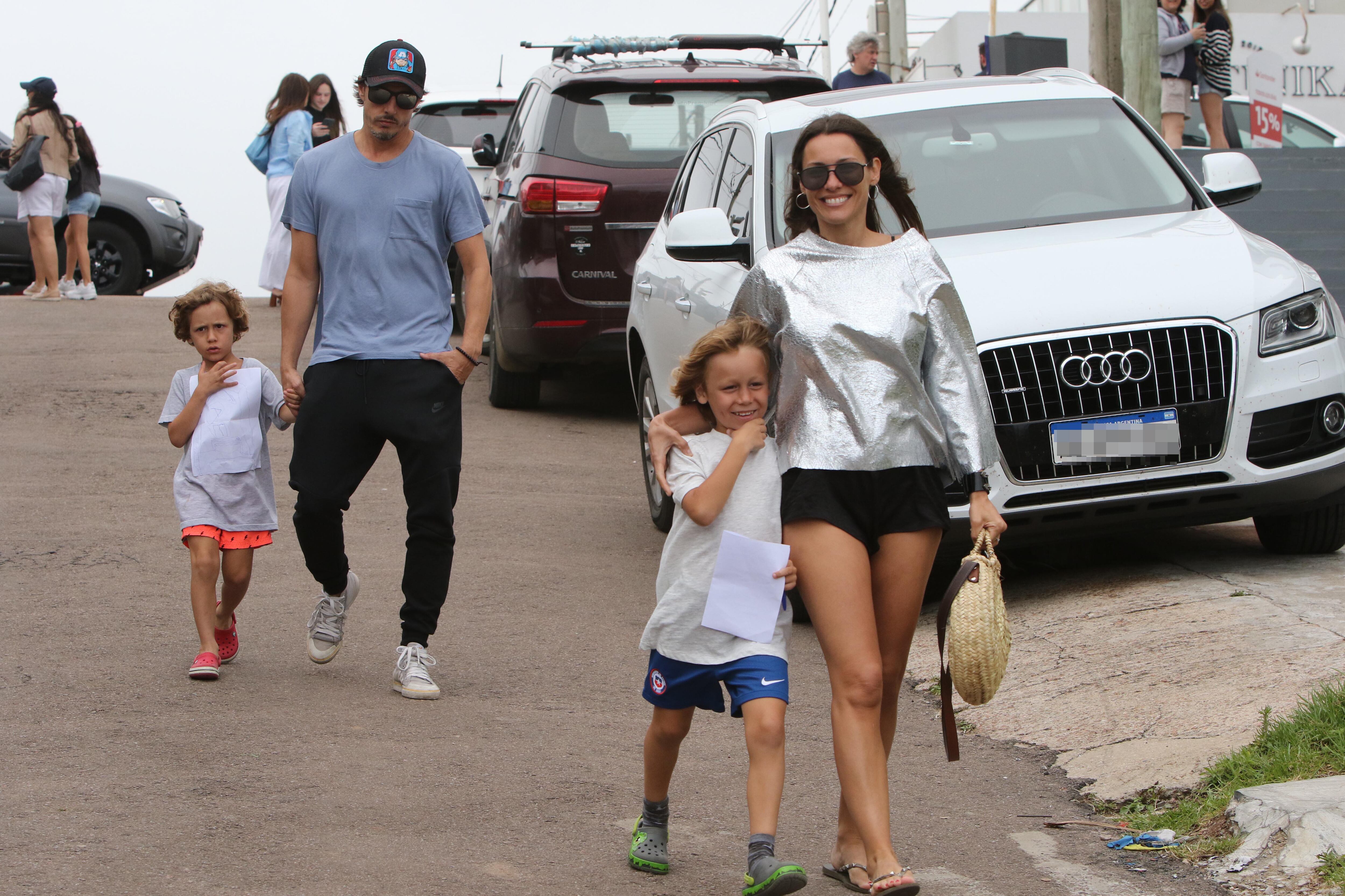 El paseo de Pampita y Roberto García Moritán con sus hijos en Punta del Este. Foto: GMPress