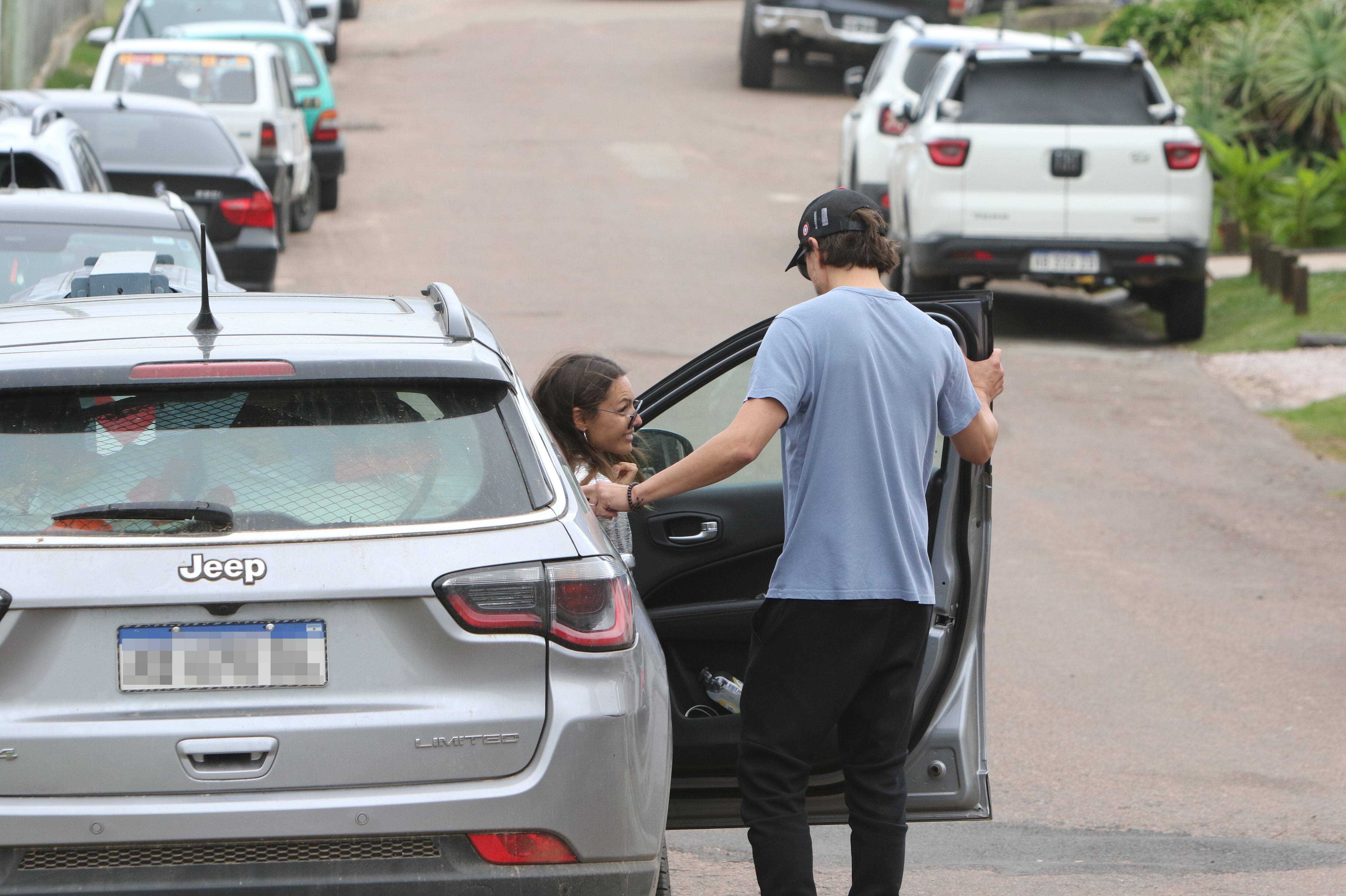 El paseo de Pampita y Roberto García Moritán con sus hijos en Punta del Este. Foto: GMPress