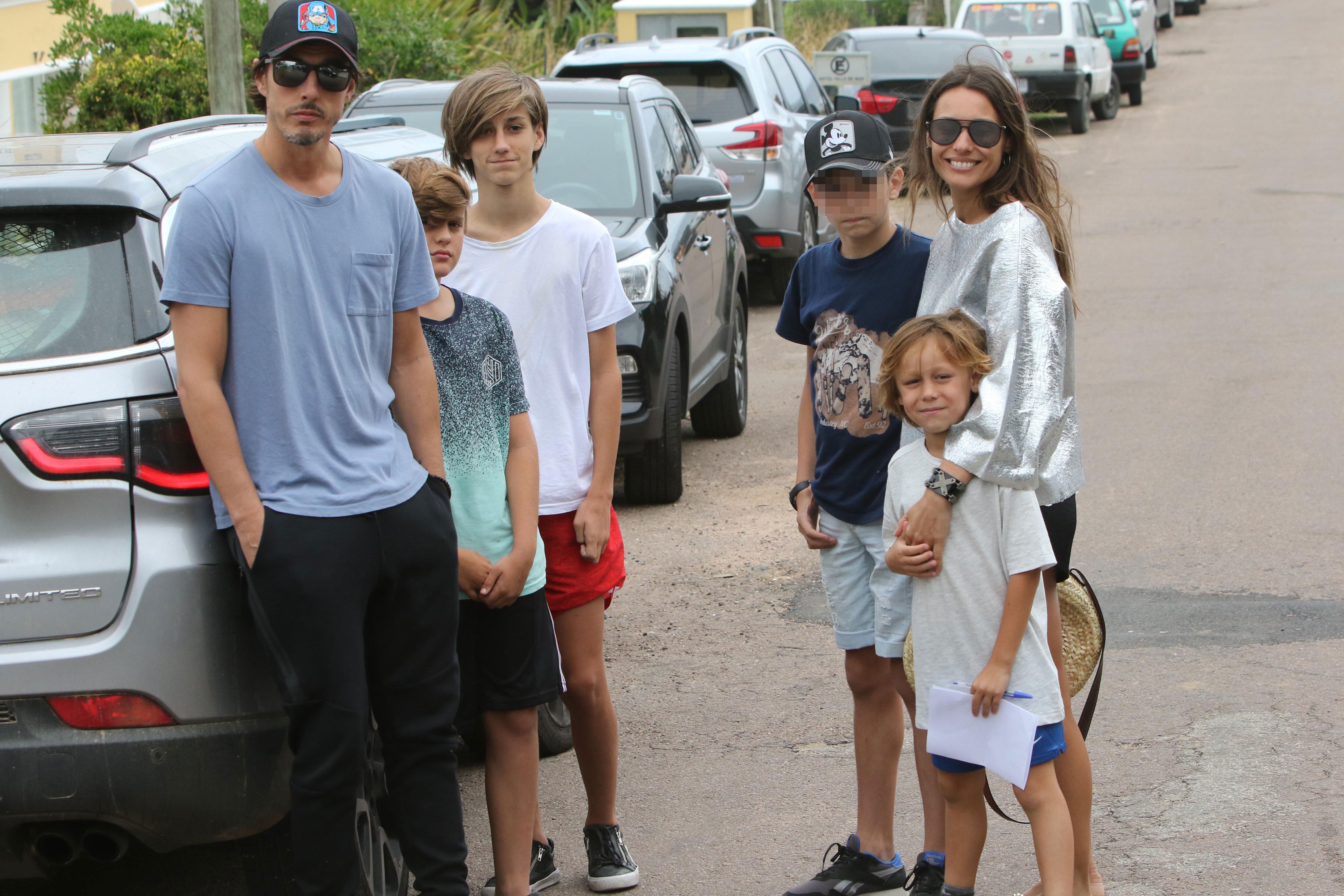 El paseo de Pampita y Roberto García Moritán con sus hijos en Punta del Este. Foto: GMPress