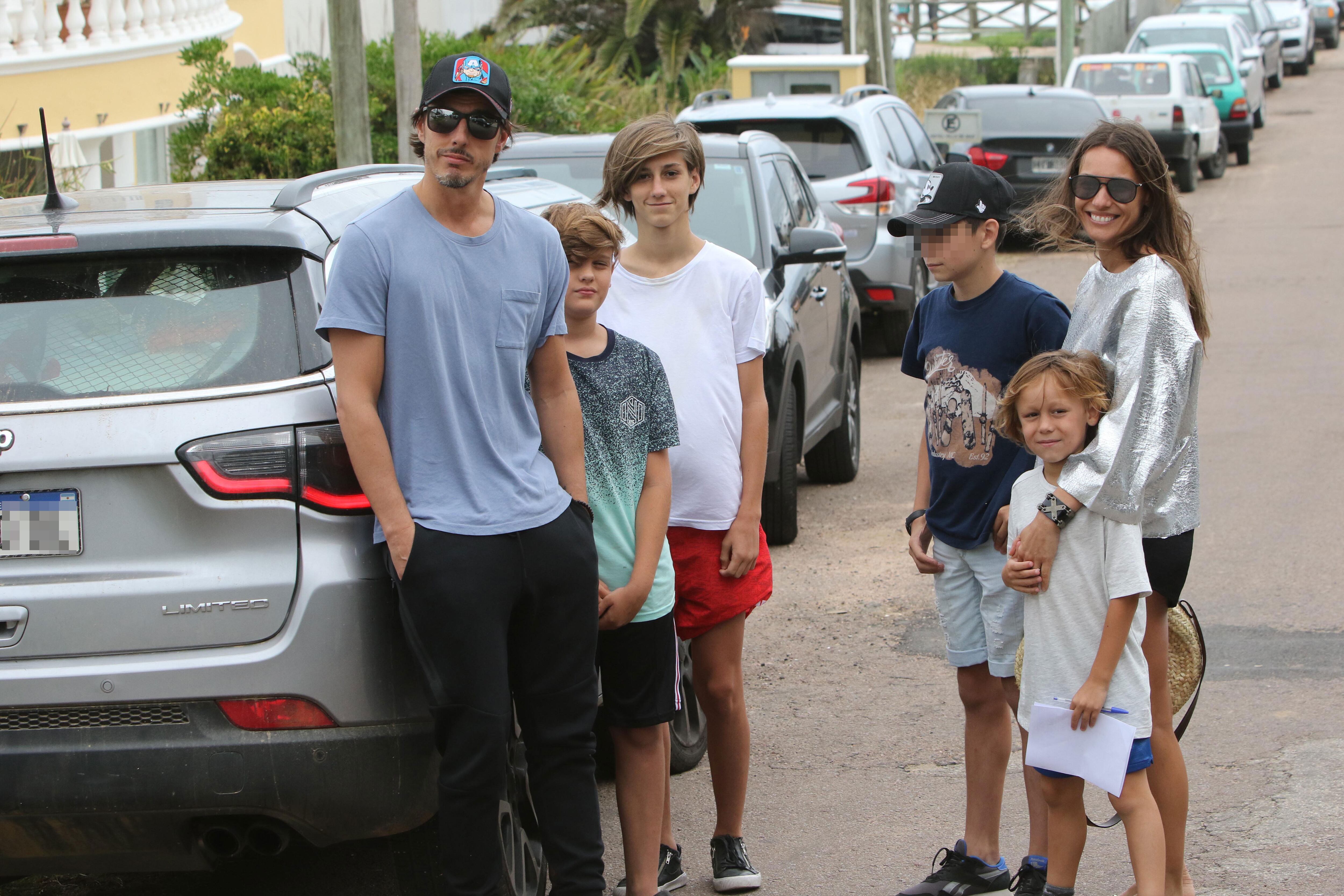 El paseo de Pampita y Roberto García Moritán con sus hijos en Punta del Este. Foto: GMPress