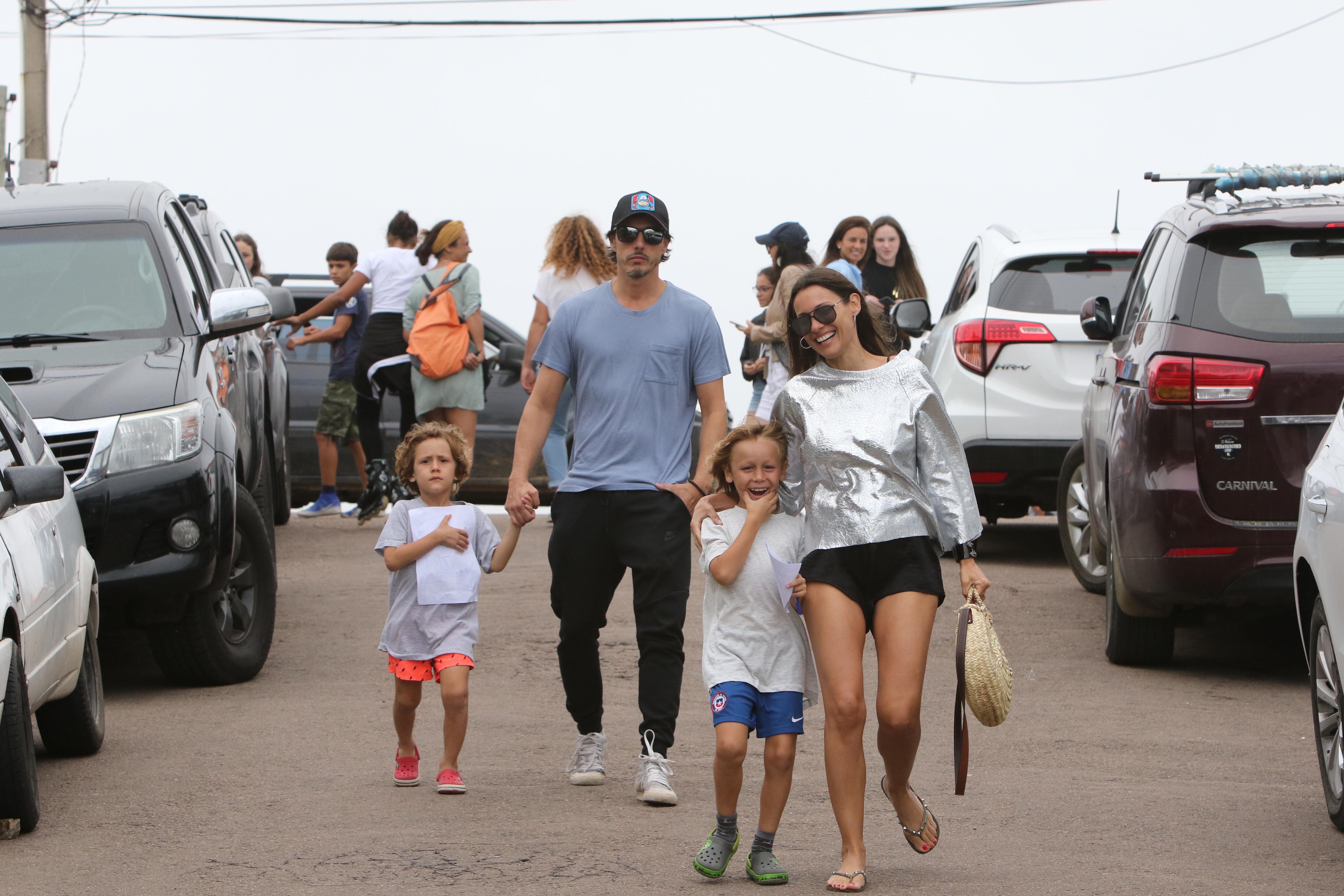El paseo de Pampita y Roberto García Moritán con sus hijos en Punta del Este. Foto: GMPress