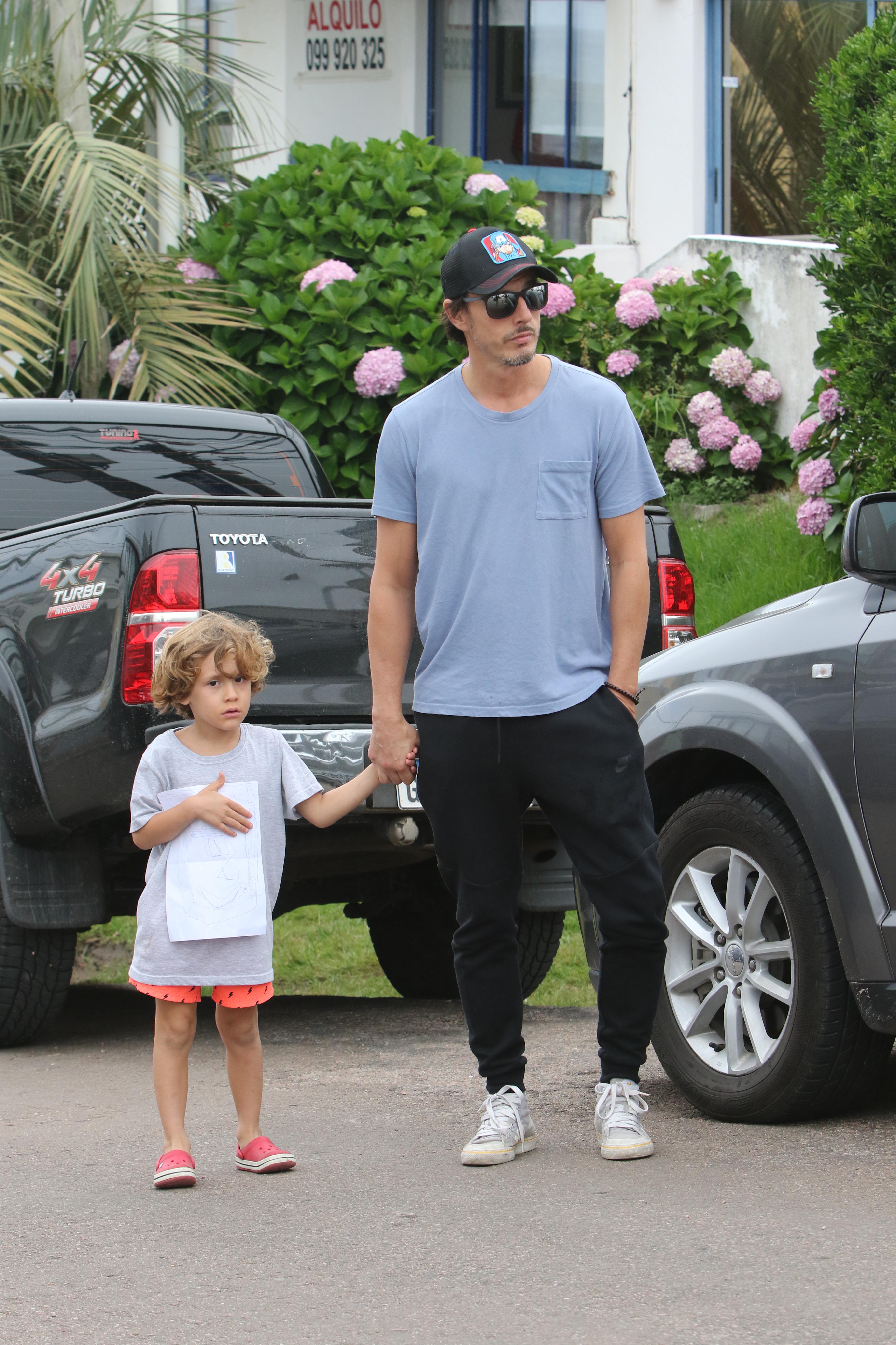 El paseo de Pampita y Roberto García Moritán con sus hijos en Punta del Este. Foto: GMPress