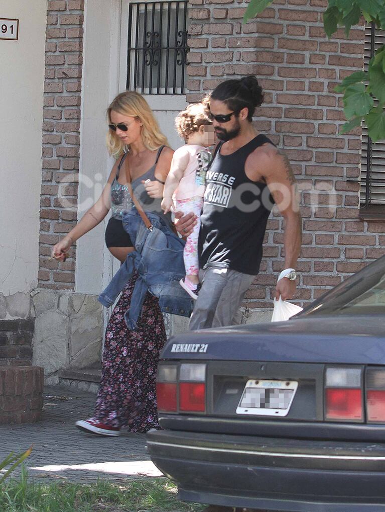 El paseo familiar de Luciano, Sabrina y Esperanza.  (Foto: Movilpress)