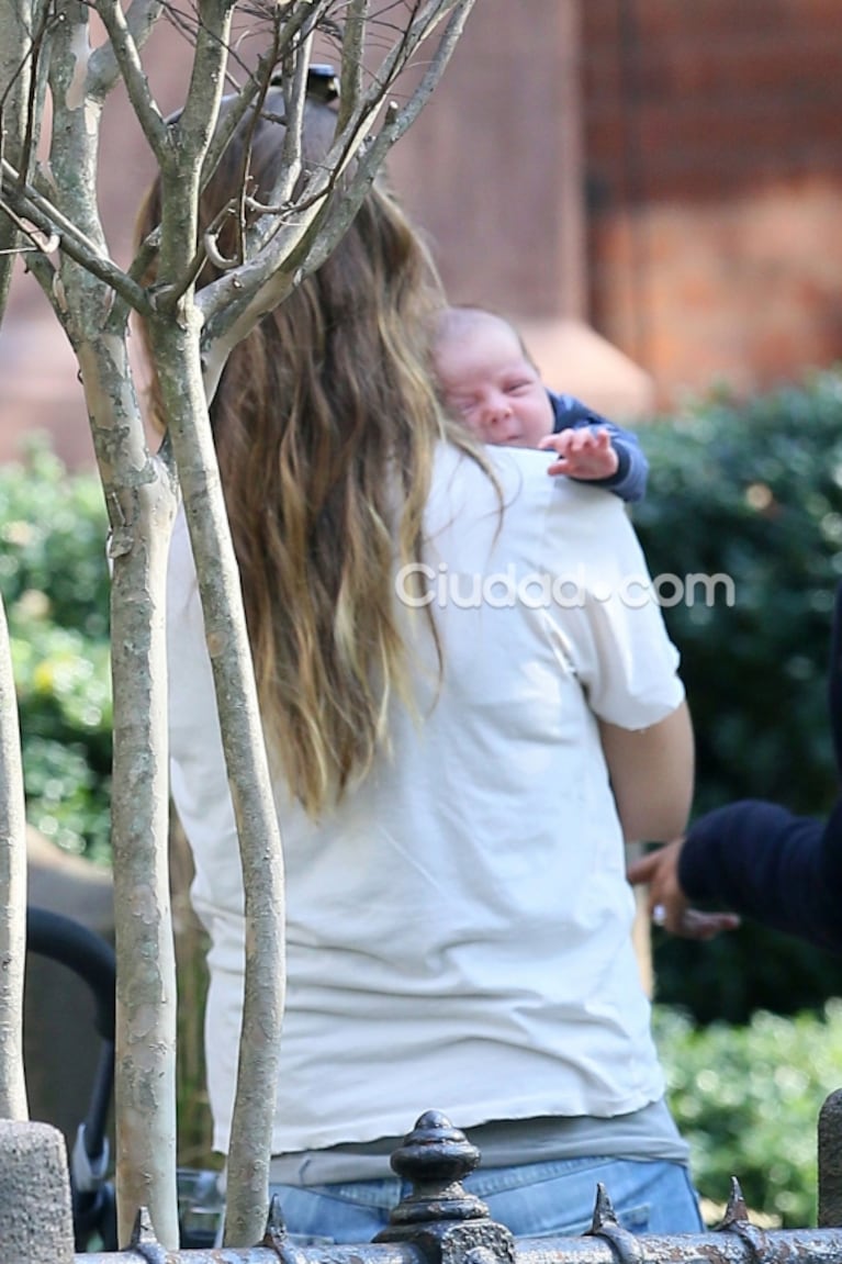El paseo matinal de Olivia Wilde con Daisy, su beba recién nacida