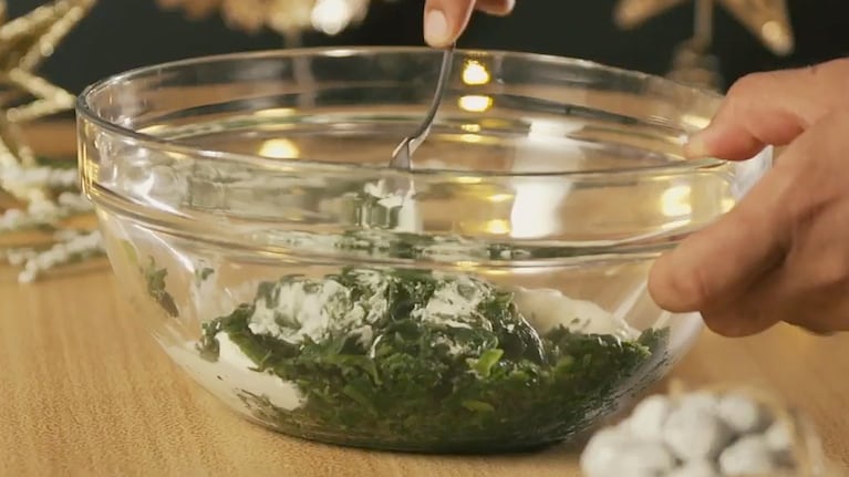 El paso a paso para hacer un Árbol de Navidad que queso y espinaca es simple. Foto: Cucinare TV