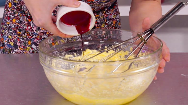 El paso a paso para hacer un budín Red Velvet es sencillo.