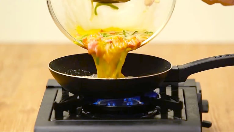 El paso a paso para hacer una omelette de cebolla y salamín es sencillo y rápido. Foto: Cucinare TV