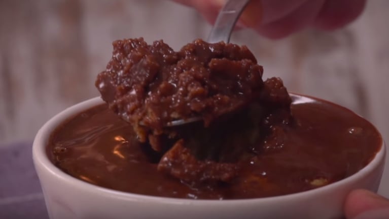 El paso a paso para preparar una torta que entra en una taza y se cocina en 3 minutos