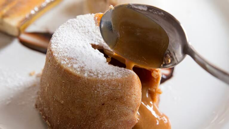 El paso a paso para un volcán de chocolate blanco relleno con dulce de leche