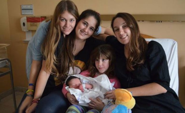 El pequeño Fermín y sus cuatro hermanas mayores (Foto: @gonbonadeo1963)