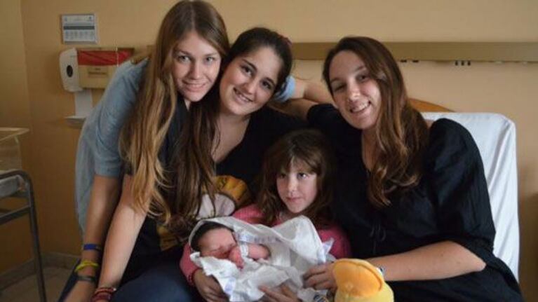 El pequeño Fermín y sus cuatro hermanas mayores (Foto: @gonbonadeo1963)