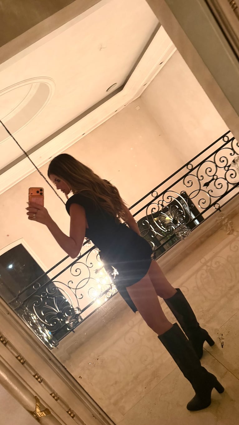 El perfil dejó ver el detalle del tajo asimétrico del vestido y las botas altas. Fuente: Instagram @sangrejaponesa