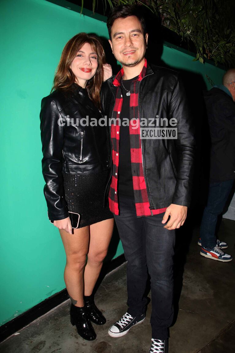 El periodista Gustavo Mendez con su novia Belén Corvalán en el cumpleaños de Fabián Esperón (Foto: Movilpress).
