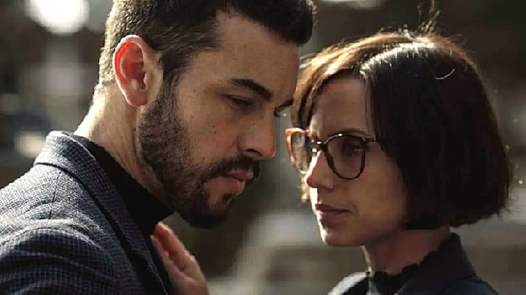 el personaje de Mario Casas lleva al espectador por un recorrido lleno de intriga y misterio.